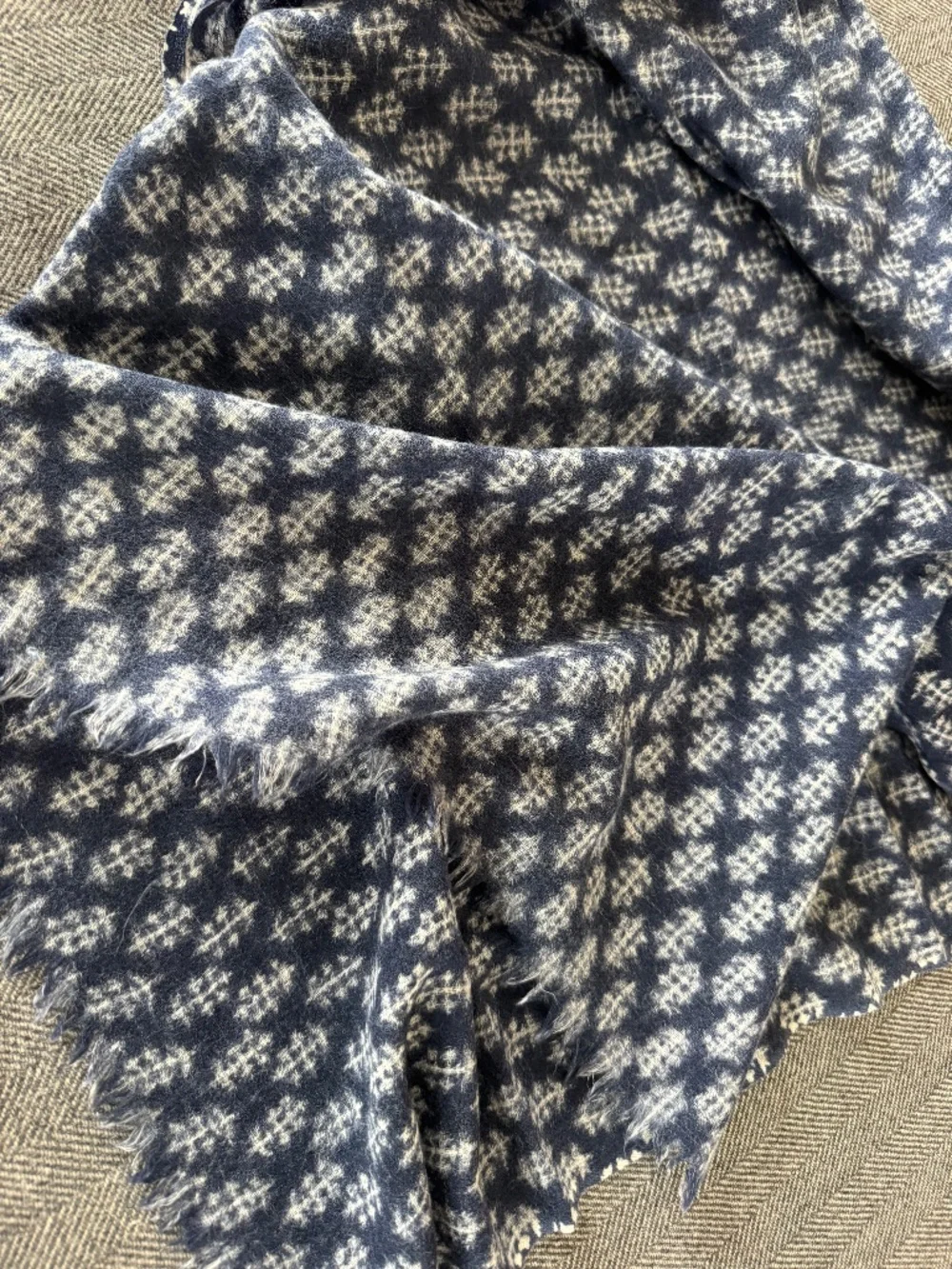 NWOT, NAVY/WHITE WOOL, BLOCKPRINT SCARF WITH FRINGED EDGES ON TWO SIDES